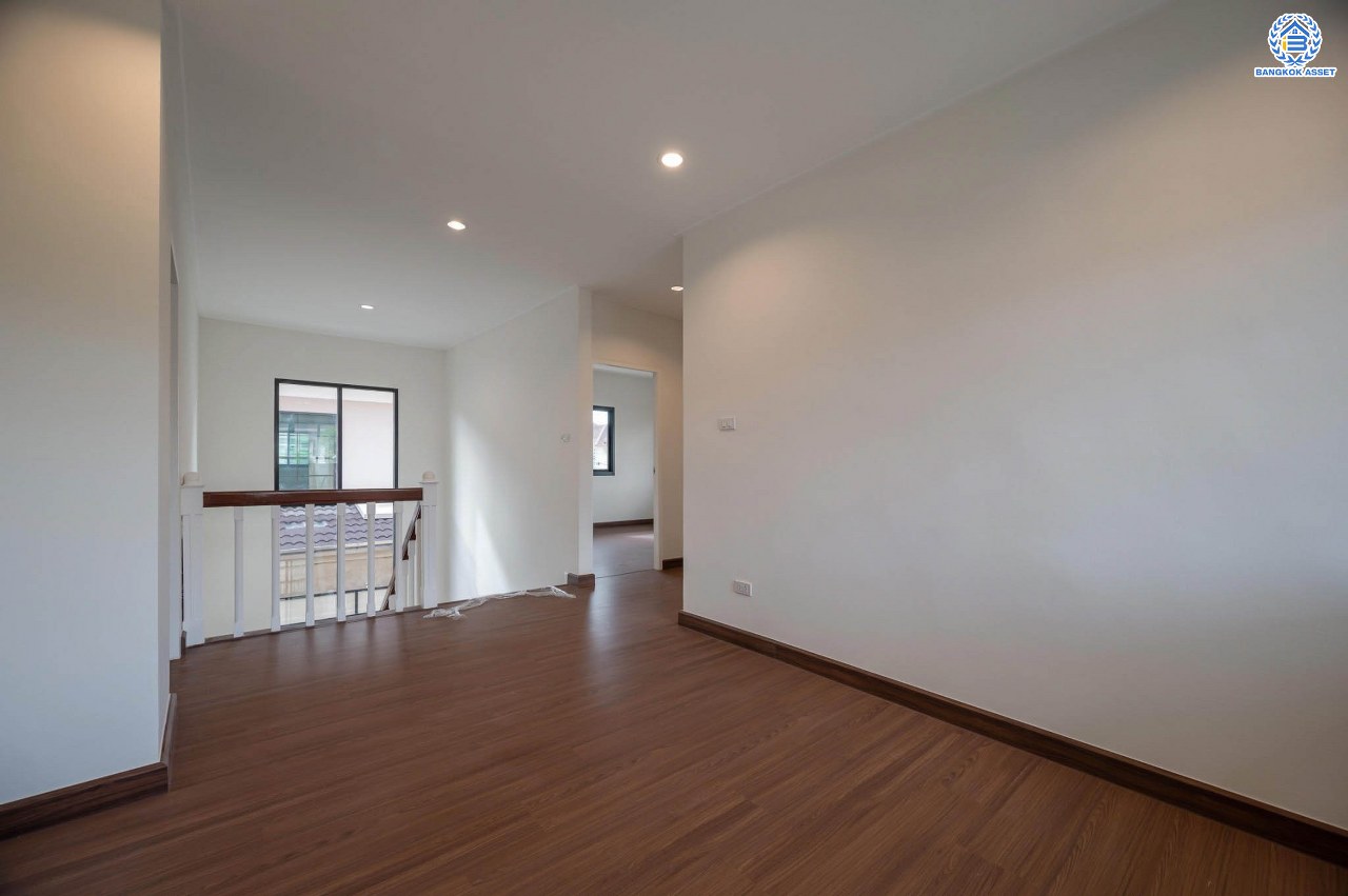 บ้านมือสองตกแต่งใหม่  โครงการ ธารา ราชพฤกษ์-ปิ่นเกล้า บ้านสวย พร้อมอยู่ เนื้อที่ 88.2 ตร.ว. ฟังก์ชัน 3 ห้องนอน 4 ห้องน้ำ 1 ห้องแม่บ้าน จอดรถได้ 2 คัน บนทำเลเชื่อมต่อถนนกาญจนาภิเษก ใกล้รถไฟฟ้าสายสีแดง "สถานีตลิ่งชัน" และจุดขึ้นทางด่วน "ศรีรัช" รายล้อมด้วยสิ่งอำนวยความสะดวกครบครัน